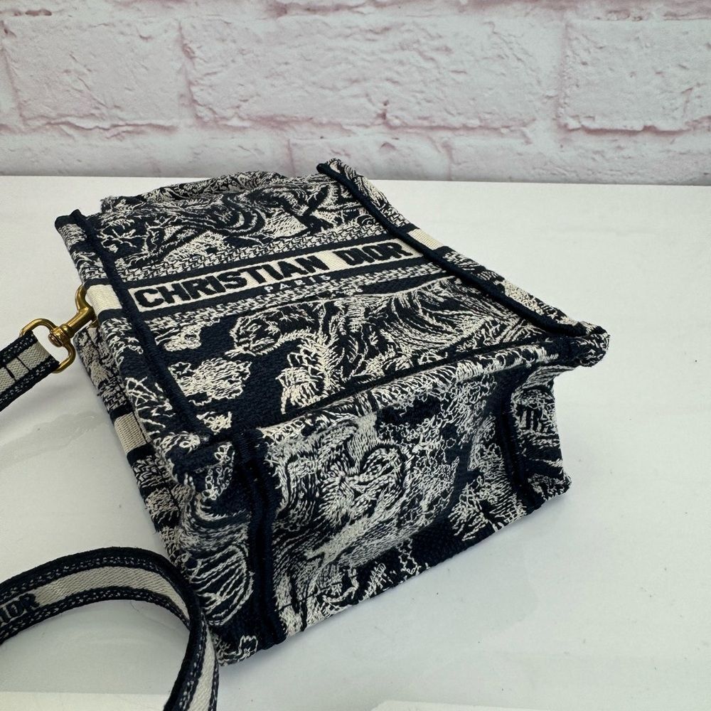 Christian Dior NWT Dior Reverse Toile de Jouy Embroidery Handbag White Navy blue - Picture 5 of 12